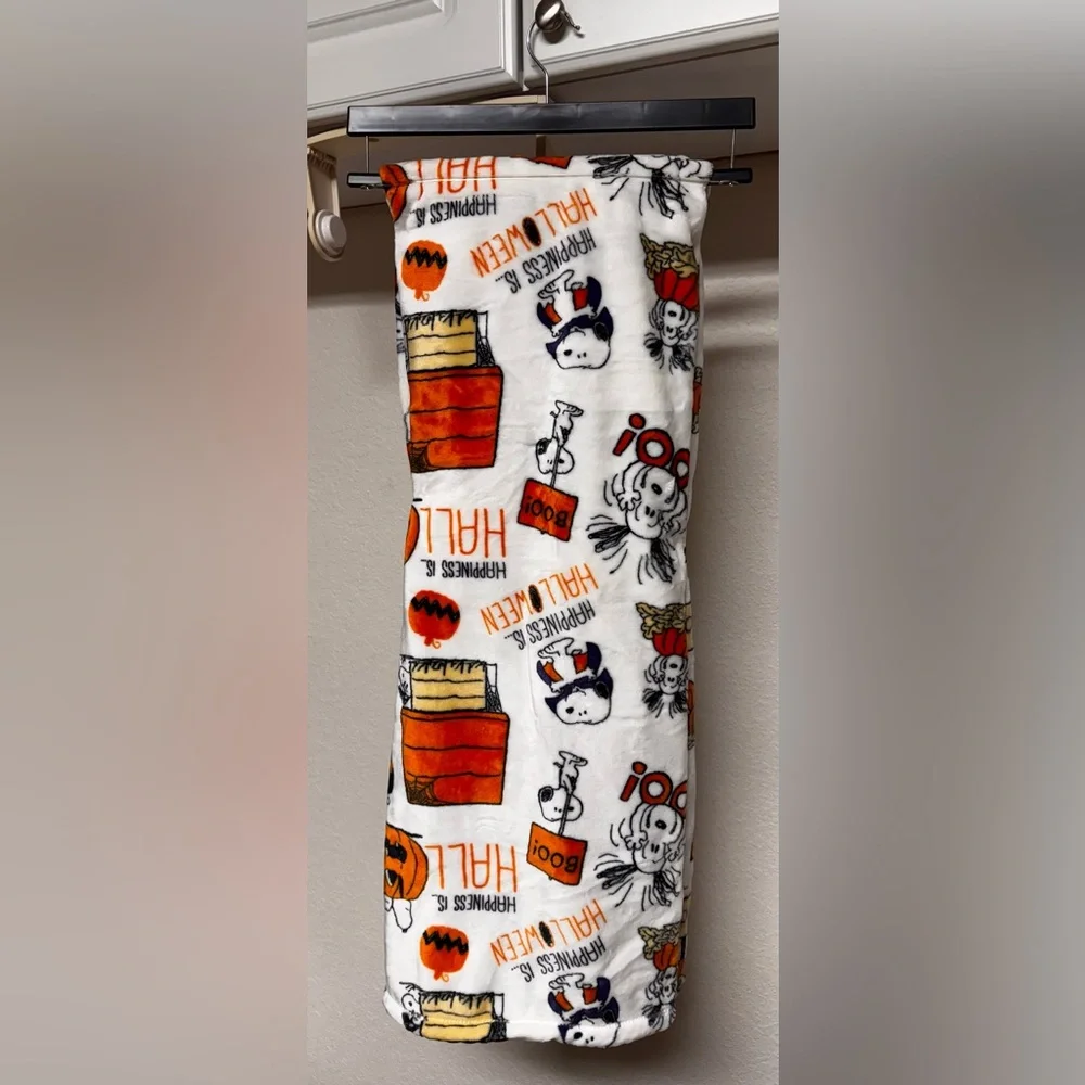 Berkshire Peanuts VelvetLoft Throw with Snoopy and Pumpkin - Picture 4 of 4